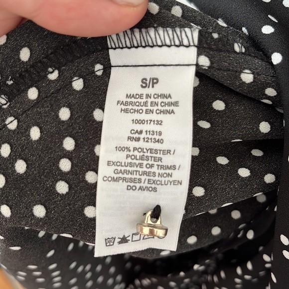 DYNAMITE | sleeveless polka dot blouse - Picture 5 of 6